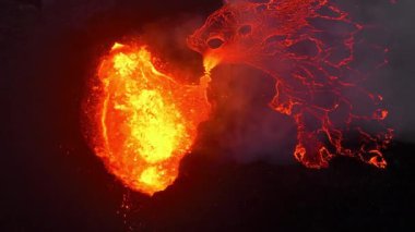 Volkan patlaması, İzlanda 'da yerden kızgın lav püskürmesi, insansız hava aracı aktif volkanik kraterin üzerinde uçması. Litli Hrutur Patlaması 2023. Yüksek kalite 4k görüntü