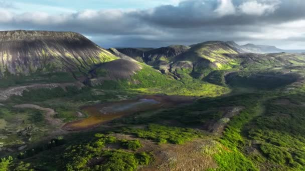アイスランドの高原 美しい火山 珍しい自然の風景 緑のモスが付いている黒い丘 4Kについて — ストック動画