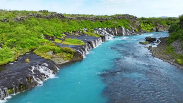 Wodospad Islandii Zimna Turkusowa Rzeka Lodowcowa Wieloma Strumieniami Sezonie Letnim — Wideo stockowe