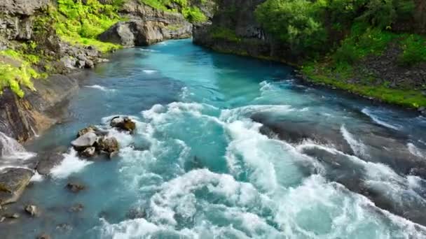 Waterval Ijsland Koude Turquoise Gletsjerrivier Met Vele Beekjes Het Zomerseizoen — Stockvideo