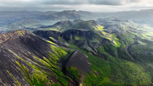 Felföld Izlandon Gyönyörű Vulkanikus Hegy Szokatlan Természet Táj Fekete Dombok — Stock videók