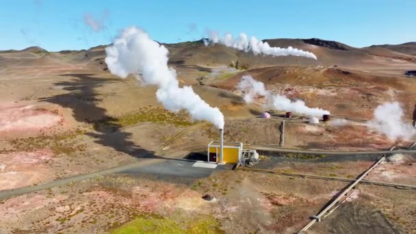 Современная Геотермальная Электростанция Работает Живописном Вулканическом Ландшафте Исландии Горячий Белый — стоковое видео