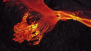 Volkan patlaması, İzlanda 'da yerden kızgın lav püskürmesi, insansız hava aracı magma nehrinin üzerinde uçması. Litli Hrutur Patlaması 2023. Yüksek kalite 4k görüntü