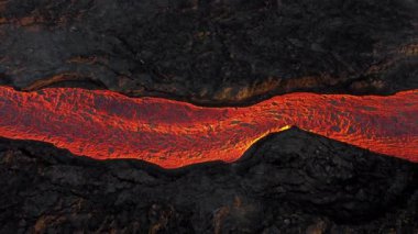 Volkan patlaması, İzlanda 'da yerden kızgın lav püskürmesi, insansız hava aracı magma nehrinin üzerinde uçması. Litli Hrutur Patlaması 2023. Yüksek kalite 4k görüntü