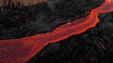 Volkan patlaması, İzlanda 'da yerden kızgın lav püskürmesi, insansız hava aracı magma nehrinin üzerinde uçması. Litli Hrutur Patlaması 2023. Yüksek kalite 4k görüntü