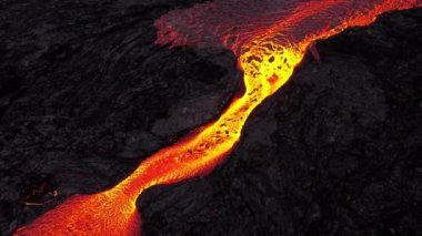 Volkan patlaması, İzlanda 'da yerden kızgın lav püskürmesi, insansız hava aracı magma nehrinin üzerinde uçması. Litli Hrutur Patlaması 2023. Yüksek kalite 4k görüntü