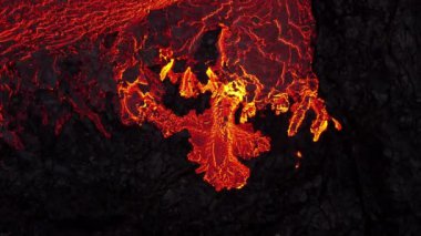 Volkan patlaması, İzlanda 'da yerden kızgın lav püskürmesi, insansız hava aracı magma nehrinin üzerinde uçması. Litli Hrutur Patlaması 2023. Yüksek kalite 4k görüntü