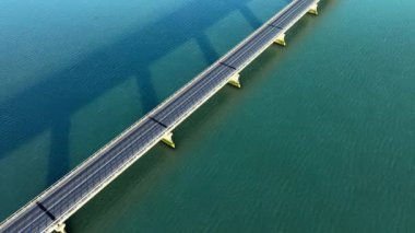 Turkuaz deniz suyu üzerinde köprü, şehir altyapısı, arabalar için yol. İzlanda 'daki güzel soyut manzara. Yüksek kalite 4k görüntü