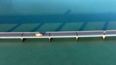 Turkuaz deniz suyu üzerinde köprü, şehir altyapısı, arabalar için yol. İzlanda 'daki güzel soyut manzara. Yüksek kalite 4k görüntü