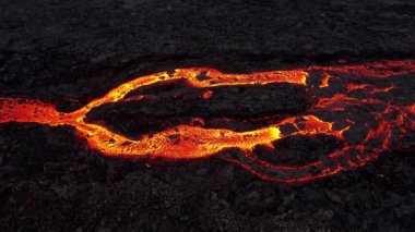 Volkan patlaması, İzlanda 'da yerden kızgın lav püskürmesi, insansız hava aracı magma nehrinin üzerinde uçması. Litli Hrutur Patlaması 2023. Yüksek kalite 4k görüntü
