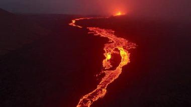 Volkan patlaması, İzlanda 'da yerden kızgın lav püskürmesi, insansız hava aracı magma nehrinin üzerinde uçması. Litli Hrutur Patlaması 2023. Yüksek kalite 4k görüntü