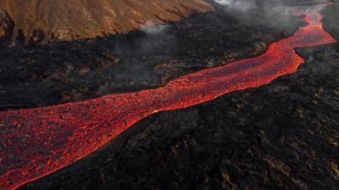 Volkan patlaması, İzlanda 'da yerden kızgın lav püskürmesi, insansız hava aracı magma nehrinin üzerinde uçması. Litli Hrutur Patlaması 2023. Yüksek kalite 4k görüntü