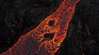 Volkan patlaması, İzlanda 'da yerden kızgın lav püskürmesi, insansız hava aracı magma nehrinin üzerinde uçması. Litli Hrutur Patlaması 2023. Yüksek kalite 4k görüntü