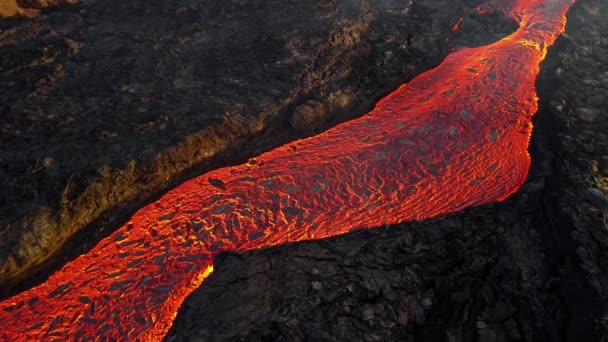 Извержение Вулкана Красная Горячая Лава Извергается Земли Исландии Дрон Летит — стоковое видео