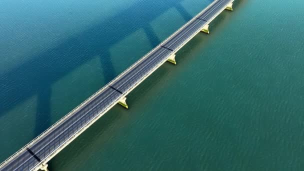 Híd Türkiz Tengervíz Felett Városi Infrastruktúra Autók Útja Gyönyörű Absztrakt — Stock videók