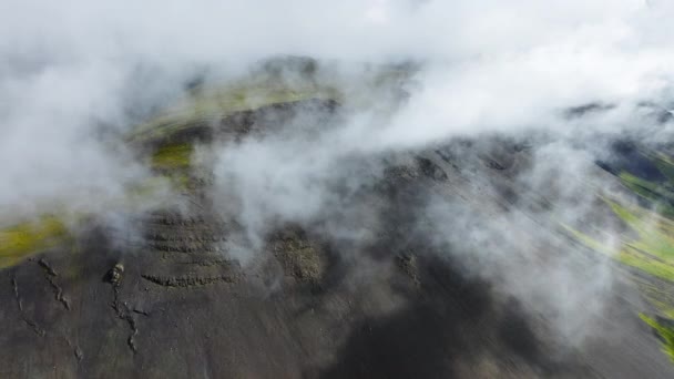 Latanie Przez Chmury Nad Szczytami Gór Paradise Heaven Mountain Range — Wideo stockowe