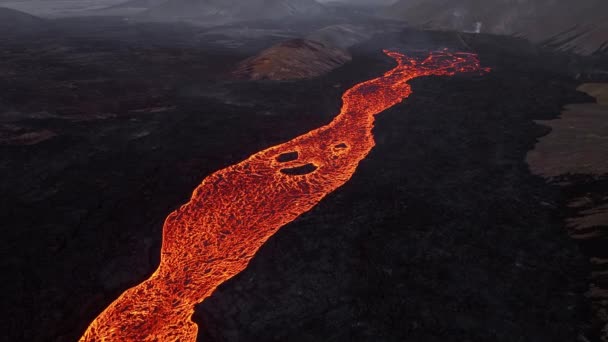 Wybuch Wulkanu Wybuch Gorącej Lawy Islandii Lot Drona Nad Rzeką — Wideo stockowe