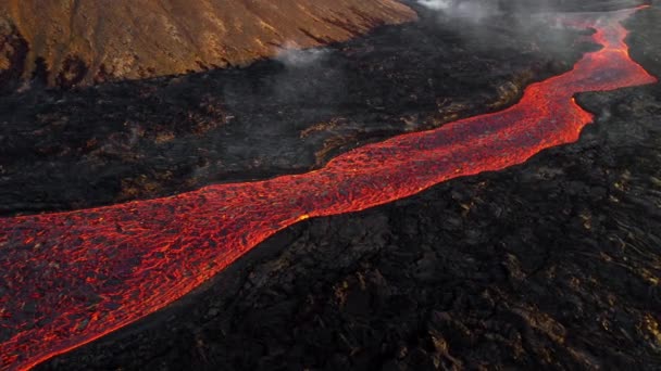 Erupção Vulcânica Lava Quente Vermelha Irrompe Solo Islândia Drone Voa — Vídeo de Stock