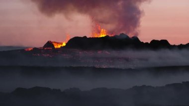 Volkan patlaması, volkan kraterinin patlayan ve püsküren lavlarının yavaş çekimde patlaması İzlanda 2023 'te aktif volkandır. Yüksek kalite 4k görüntü