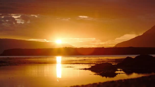 Pôr Sol Sobre Montanhas Islandesas Paisagem Dramática Com Nuvens Costa — Vídeo de Stock