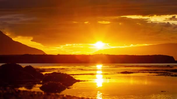 아이슬란드 구름과 불타는 오렌지 구름과 극적인 풍경을 고품질 — 비디오
