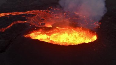Volkan patlaması, İzlanda 'da yerden kızgın lav püskürmesi, insansız hava aracı aktif volkanik kraterin üzerinde uçması. Litli Hrutur Patlaması 2023. Yüksek kalite 4k görüntü