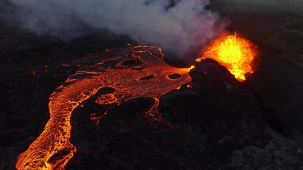 Vulkanutbrott Glödande Lavautbrott Från Marken Island Drönare Flyger Över Aktiv — Stockvideo