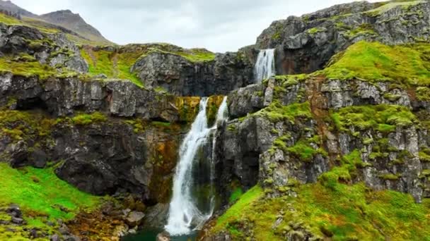 Waterval Met Koud Gletsjerwater Rivier Met Veel Beken Zomerbergen Ijslandse — Stockvideo