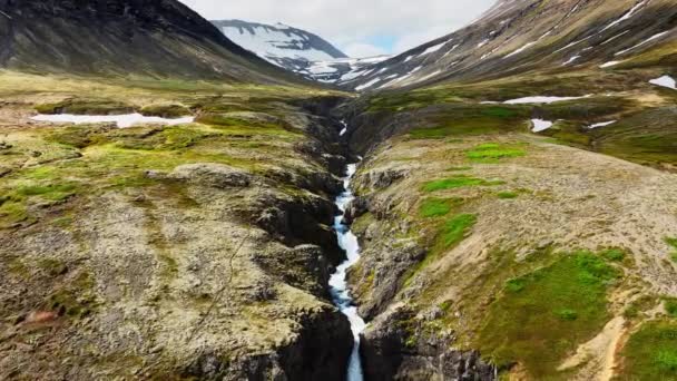 Enorme Waterval Mountain Canyon Wis Ongerept Ijslands Landschap Prachtige Plek — Stockvideo