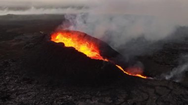 Volkan patlaması, İzlanda 'da yerden kızgın lav püskürmesi, insansız hava aracı aktif volkanik kraterin üzerinde uçması. Litli Hrutur Patlaması 2023. Yüksek kalite 4k görüntü