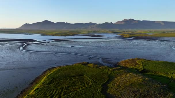 Escénico Verano Campiña Islandesa Montañas Con Hierba Verde Primavera Cielo — Vídeo de stock