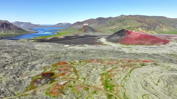 Utdöda Vulkaner Landskap Vulkaniska Berg Täckt Med Mossa Början Våren — Stockvideo