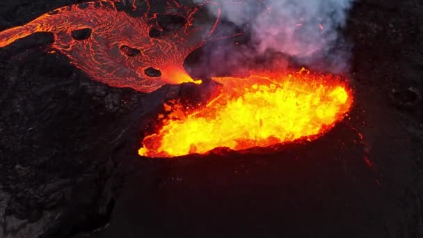 Vulkaanuitbarsting Gloeiend Hete Lava Barst Uit Grond Ijsland Drone Vliegt — Stockvideo