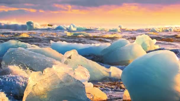 Айсберги Сияют Черном Пляже Течение Золотого Часа Восход Солнца Даймонд — стоковое видео