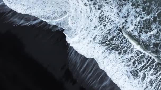 Vista Aérea Praia Vulcânica Areia Preta Com Ondas Queda Serena — Vídeo de Stock