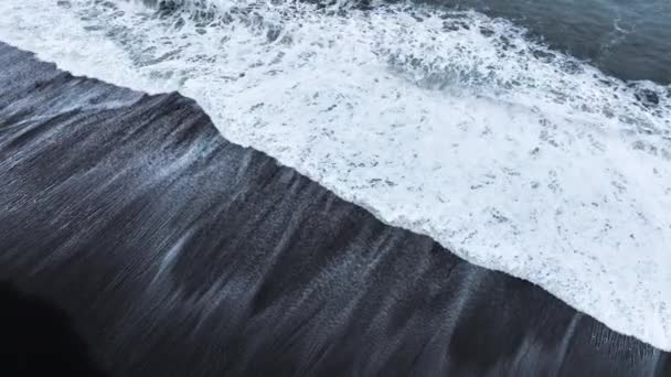Kara Kum Volkanik Plajı Çarpan Dalgalar Dingin Sakin Bir Manzara — Stok video