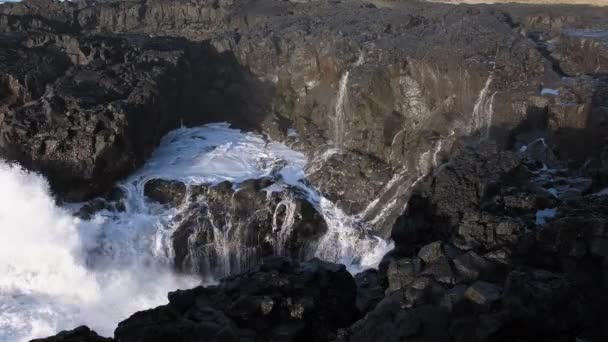 Kıyıya Devasa Dalgalar Çarpar Zlanda Rocky Okyanusu Kıyıları Basalt Kayaları — Stok video