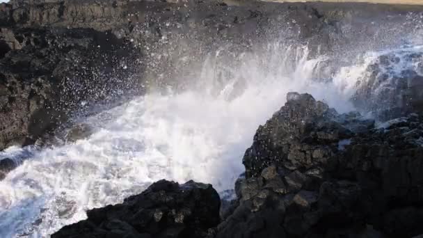Extrem Hohe Wellen Krachen Die Küste Felsige Meeresküste Islands Basaltfelsen — Stockvideo