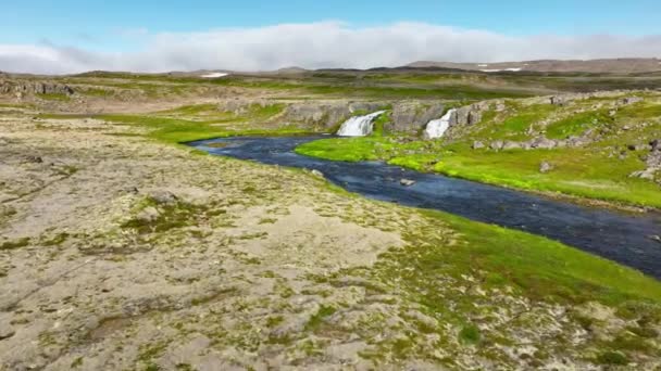 Volando Sobre Hermosa Cascada Islandia Una Mañana Nublada Verano Paisaje — Vídeo de stock