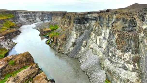 Espectacular Cañón Con Acantilados Afilados Río Fuerte Norte Islandia Vista — Vídeo de stock