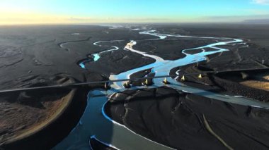 İzlanda 'daki buzul nehri üzerinde etkileyici bir köprü yazın günbatımında köprünün üzerinde uçan insansız hava aracı doğayla uyum içinde güzel bir mimari. Yüksek kalite 4k görüntü