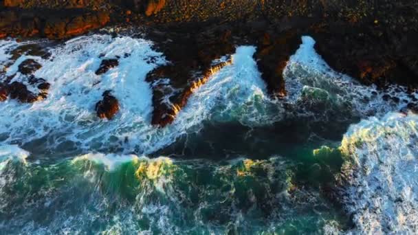 Costa Oceano Atlântico Tempo Ventoso Grandes Ondas Batendo Rochas Pretas — Vídeo de Stock