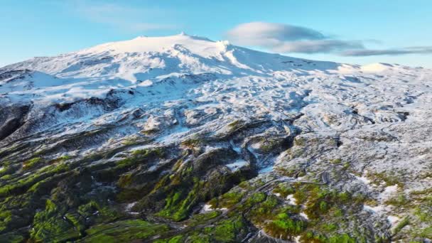 Hochland Island Berge Mit Grünem Moos Und Schnee Zeitigen Frühling — Stockvideo