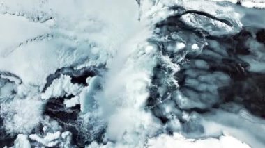 Godafoss, İzlanda 'daki ünlü şelale, kışın donmuş şelale, kar ve buzun olduğu büyülü bir yer, büyük akıntısı olan saf buzul suyu. Yüksek kalite 4k görüntü
