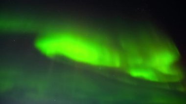 Aurora Borealis, İzlanda 'da Kuzey Işıkları, Yıldızların Zaman Hızı, Astronomik Fenomen, Güneş Rüzgarı, Dünya Elektromanyetik Alanı ile Gerçek Gece Gökyüzü. Yüksek kalite 4k görüntü