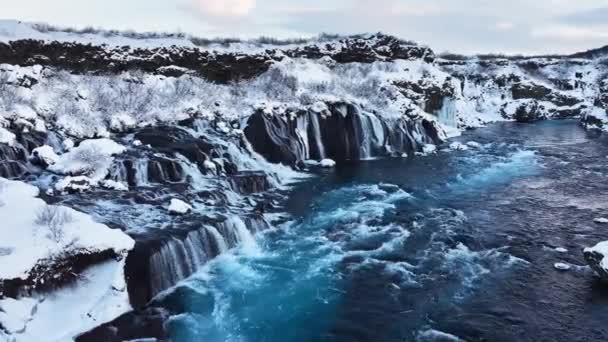 Tiszta Türkiz Víz Jeges Folyó Hatalmas Áramlattal Vízesés Izlandon Fagyasztott — Stock videók