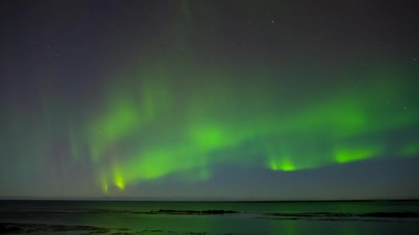 北极光 冰岛北极光 恒星时间差的真实夜空 天文现象 太阳风 地球磁场 高质量的4K镜头 — 图库视频影像