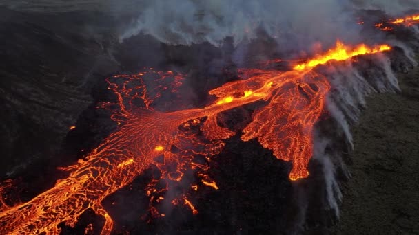 レイキャニア半島のリトリウス山脈火山の劇的な火山噴火 新しい火山の誕生 噴火の最初の日 アイスランドの信じられないほどの空中ビュー 高品質の4K映像 — ストック動画