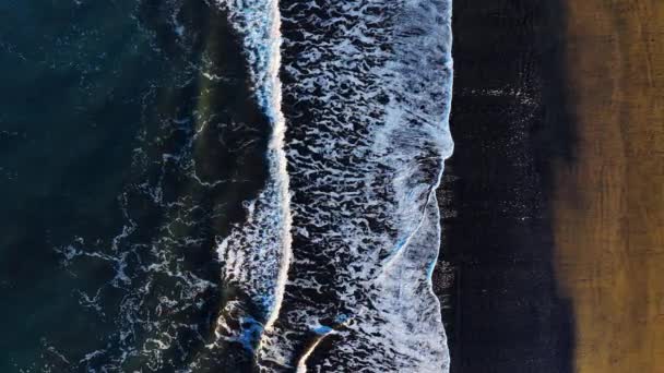 Вид Воздуха Черный Песок Вулканического Пляжа Разбивающимися Волнами Спокойный Спокойный — стоковое видео