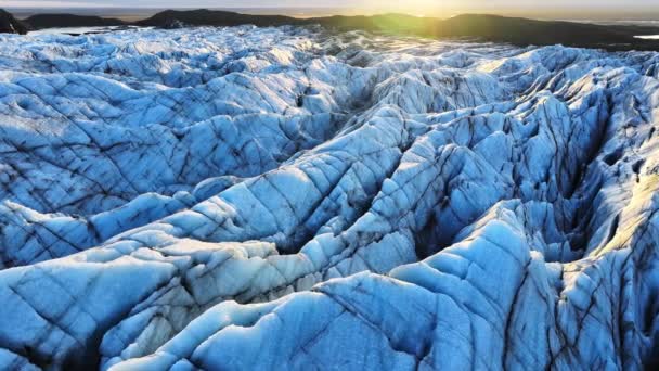 氷河アイスランド バチョークル 純粋な青い氷の凍った水の冬の風景 白い雪の氷山の北極の山の環境 地球温暖化の春旅行の目的地4K — ストック動画